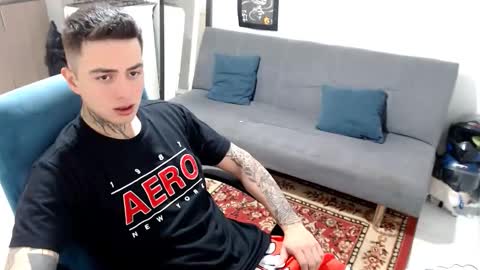 Snapshot of santi_ss chatting on 12-02-25, 02:45 santi_ss online show from 12-02-25, 02:45