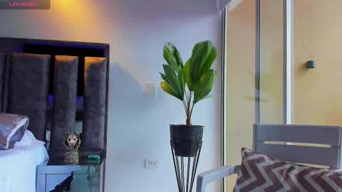 Santiago Seans online show from 10-08-25, 02:36