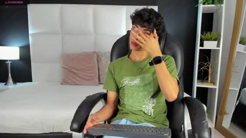 Santiago Carrington online show from 12-19-24, 08:34