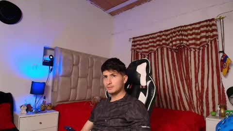 Snapshot of santyago_taylor chatting on 12-14-24, 02:12 Santyago online show from 12-14-24, 02:12