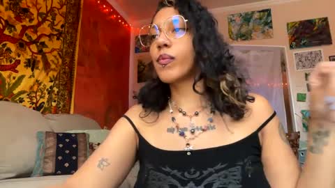 Snapshot of sapphire_honest chatting on 12-18-24, 07:30 sapphire online show from 12-18-24, 07:30