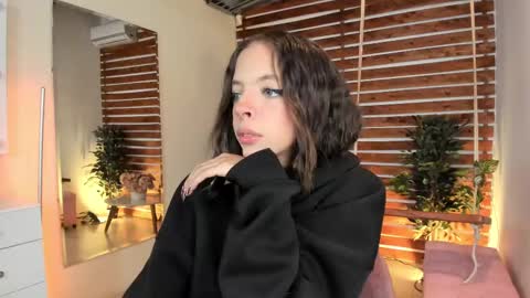 Snapshot of sapphire_venus chatting on 02-25-25, 11:44 Valerin online show from 02-25-25, 11:44