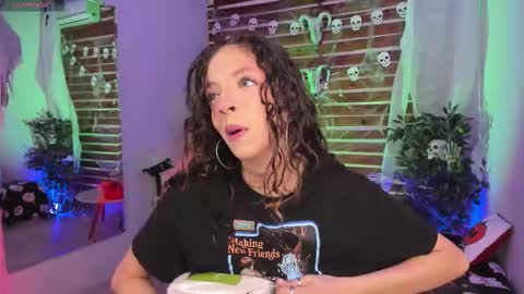 Snapshot of sapphire_venus chatting on 10-29-25, 01:19 Valerin online show from 10-29-25, 01:19