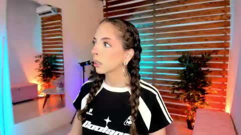 Snapshot of sapphire_venus chatting on 01-17-26, 11:52 Valerin online show from 01-17-26, 11:52