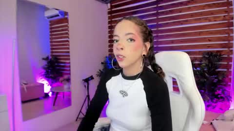 Snapshot of sapphire_venus chatting on 02-25-26, 01:37 Valerin online show from 02-25-26, 01:37