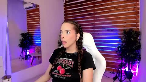 Snapshot of sapphire_venus chatting on 05-17-26, 01:14 Valerin online show from 05-17-26, 01:14