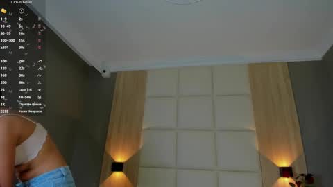 Snapshot of sara_castro24 chatting on 03-08-25, 11:37 Sara online show from 03-08-25, 11:37