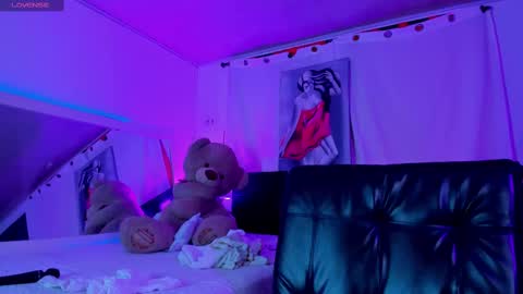 Snapshot of sara_leenn chatting on 02-14-25, 10:25 online show from 02-14-25, 10:25