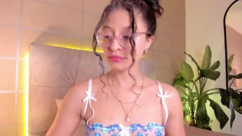 Snapshot of sara_mac_ chatting on 03-26-26, 12:33 Sara online show from 03-26-26, 12:33