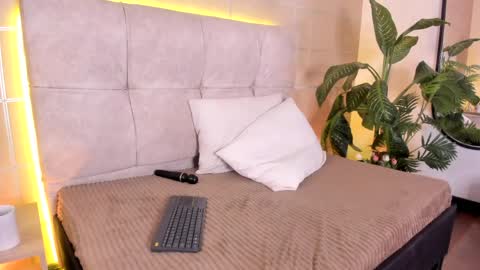 Sara  online show from 05-11-26, 04:04