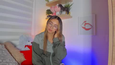 Snapshot of sara_madrid_ chatting on 03-05-26, 12:01 online show from 03-05-26, 12:01