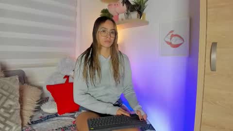 Snapshot of sara_madrid_ chatting on 03-11-26, 11:27 online show from 03-11-26, 11:27