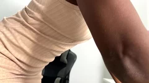 Snapshot of sara_muscle chatting on 12-18-24, 01:05 Sara online show from 12-18-24, 01:05