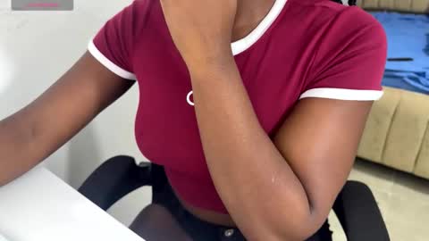 Snapshot of sara_muscle chatting on 10-17-25, 12:14 Sara online show from 10-17-25, 12:14