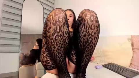 Snapshot of saraaah_fox chatting on 10-24-25, 05:15 Sarah online show from 10-24-25, 05:15