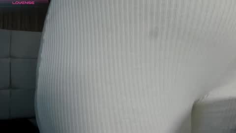 Snapshot of saraby_blandon chatting on 10-12-25, 10:36 online show from 10-12-25, 10:36
