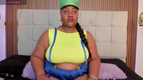 Snapshot of saraby_blandon chatting on 10-16-25, 11:00 online show from 10-16-25, 11:00
