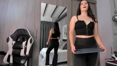 Snapshot of saragomez_1 chatting on 05-22-26, 02:01 Sara Gomez online show from 05-22-26, 02:01