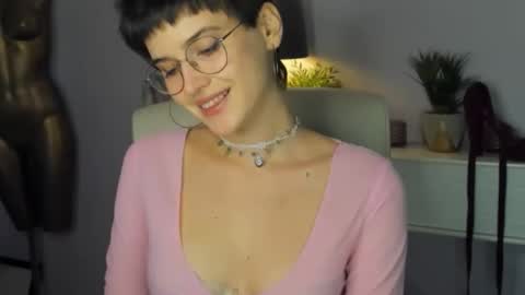 Snapshot of sarah_desire01 chatting on 09-28-25, 01:27 Sarah online show from 09-28-25, 01:27