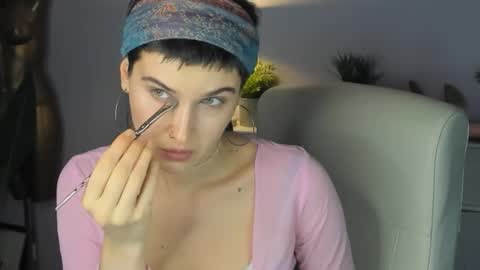 Snapshot of sarah_desire01 chatting on 10-21-25, 01:45 Sarah online show from 10-21-25, 01:45