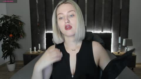 Snapshot of sarah_soul chatting on 12-15-24, 12:51 Sarah online show from 12-15-24, 12:51