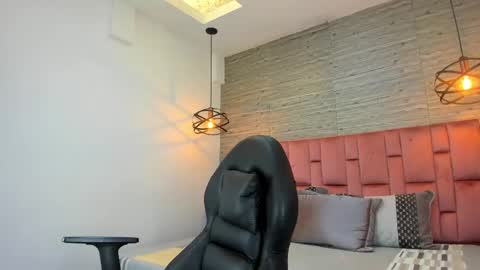 Sarah Deyvis online show from 10-15-25, 01:44