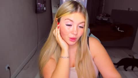 Snapshot of sarahmils chatting on 06-30-26, 05:14 Sarah online show from 06-30-26, 05:14