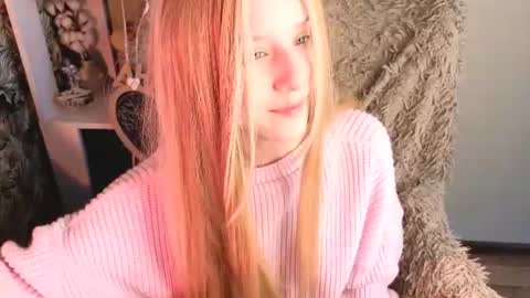 Snapshot of sarakaell chatting on 07-22-26, 01:19 Sara online show from 07-22-26, 01:19