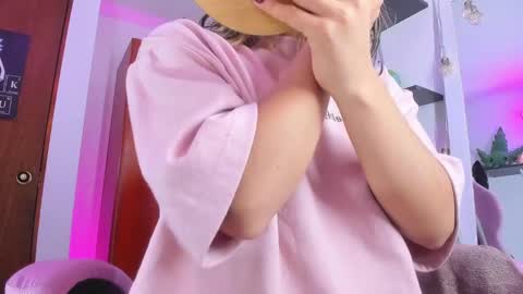 Snapshot of saralolo420 chatting on 02-05-25, 01:58 sara online show from 02-05-25, 01:58