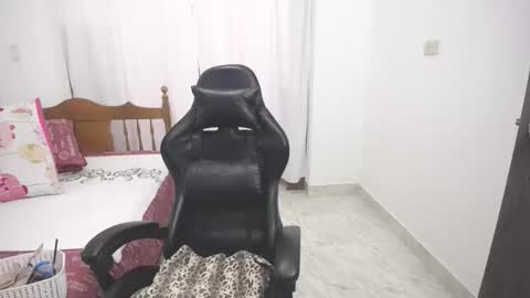 Snapshot of saray1221 chatting on 01-10-26, 07:04 saray1221 online show from 01-10-26, 07:04