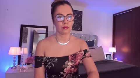 Snapshot of sarhamccormick chatting on 09-12-25, 01:33 sarha online show from 09-12-25, 01:33