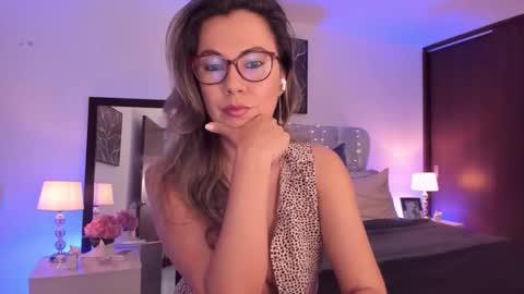 Snapshot of sarhamccormick chatting on 09-21-25, 11:23 sarha online show from 09-21-25, 11:23