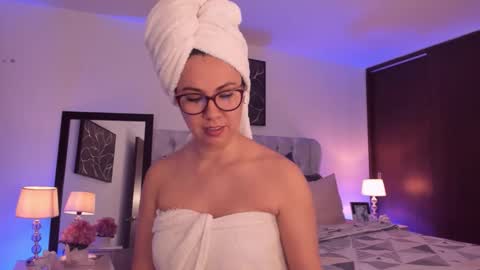 Snapshot of sarhamccormick chatting on 10-12-25, 12:48 sarha online show from 10-12-25, 12:48