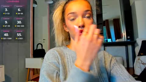 Snapshot of sassyt33n chatting on 10-20-25, 09:21 sassyt33n online show from 10-20-25, 09:21