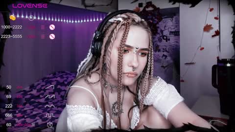 pronoun she. name Mary. age 21. online show from 01-17-25, 06:44