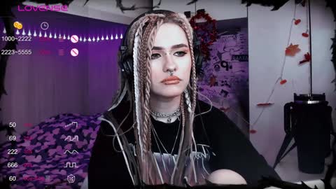 pronoun she. name Mary. age 21. online show from 01-19-25, 09:33