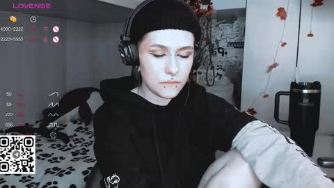 pronoun she. name Mary. age 21. online show from 03-08-25, 11:16