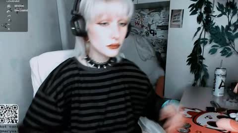 pronoun she. name Mary. age 21. online show from 10-26-25, 08:59