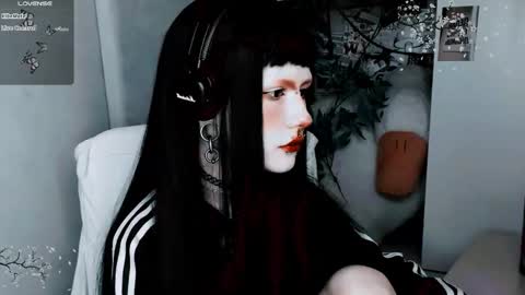 pronoun she. name Mary. age 21. online show from 11-02-25, 01:35