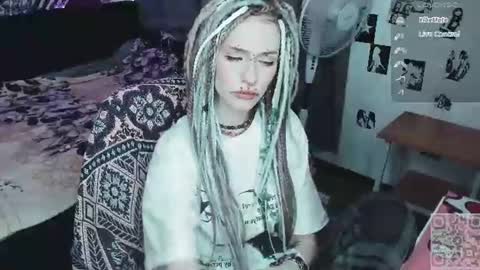 pronoun she. name Mary. age 21. online show from 06-15-26, 10:39