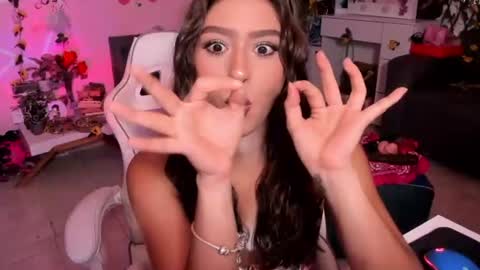 Snapshot of scarlet_villamizar chatting on 07-21-26, 04:15 SCARLET online show from 07-21-26, 04:15