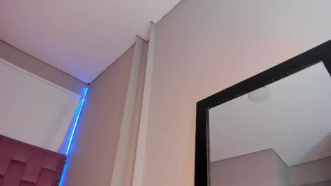 Snapshot of scarlet_vixen_ chatting on 05-10-26, 05:51 scarlet_vixen_ online show from 05-10-26, 05:51