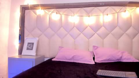 Snapshot of scarlethbigbug chatting on 02-11-26, 11:37 scarlethbigbug online show from 02-11-26, 11:37