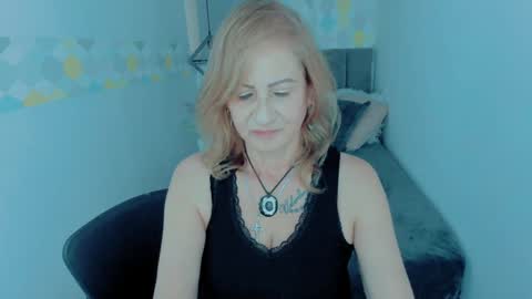 Snapshot of scarlethoot_ chatting on 12-18-24, 12:32 S C A R L E T online show from 12-18-24, 12:32