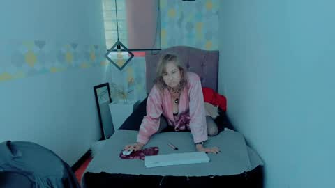 Snapshot of scarlethoot_ chatting on 12-21-24, 04:03 S C A R L E T online show from 12-21-24, 04:03