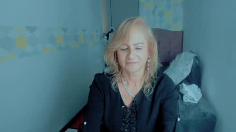 Snapshot of scarlethoot_ chatting on 01-09-25, 11:45 S C A R L E T online show from 01-09-25, 11:45
