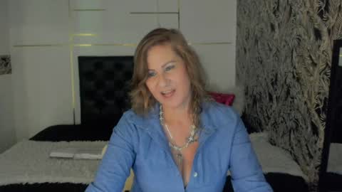 Snapshot of scarlethoot_ chatting on 01-19-25, 06:00 S C A R L E T online show from 01-19-25, 06:00