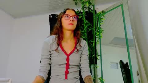 Snapshot of scarletjonesx chatting on 11-14-25, 12:20 Denis online show from 11-14-25, 12:20