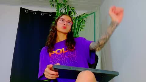 Snapshot of scarletjonesx chatting on 11-24-25, 04:23 Denis online show from 11-24-25, 04:23