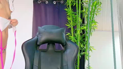 Snapshot of scarletjonesx chatting on 11-28-25, 04:42 Denis online show from 11-28-25, 04:42